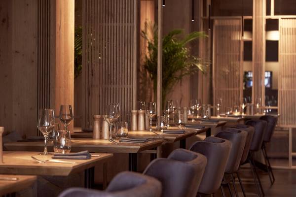 Innenansicht des Restaurants im Nema Design Hotel & Spa mit gedeckten Tischen und Stühlen.