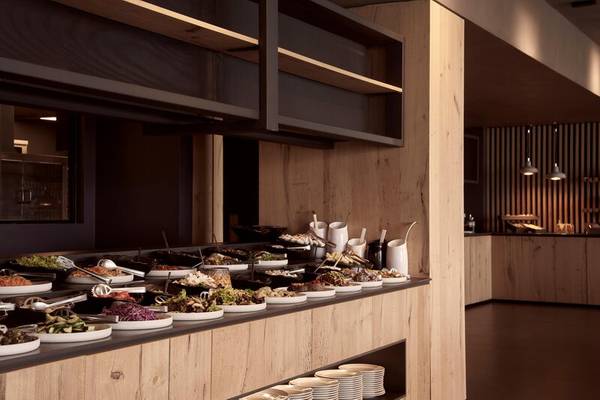 Buffet-Tisch im Nema Design Hotel & Spa mit verschiedenen Gerichten und Speisen.