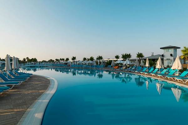 Außenpool des Sultan of Dreams Hotels mit blauen Liegen und Sonnenschirmen
