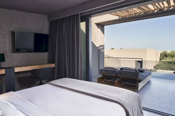Innenansicht eines Zimmers im Nema Design Hotel & Spa mit Fernseher, Schreibtisch und Aussicht