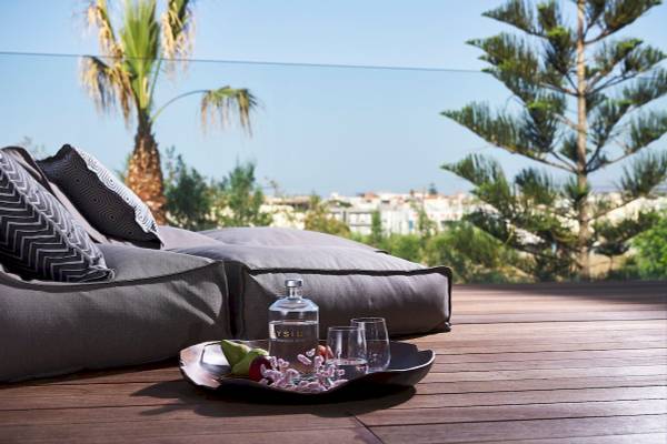 Sofa auf der Terrasse des Nema Design Hotels mit Blick auf die Stadt
