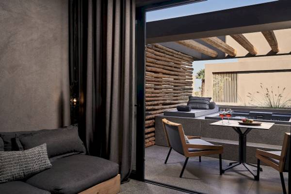 Zimmer im Nema Design Hotel & Spa mit Zugang zu einem Außenbereich und einem Jacuzzi.