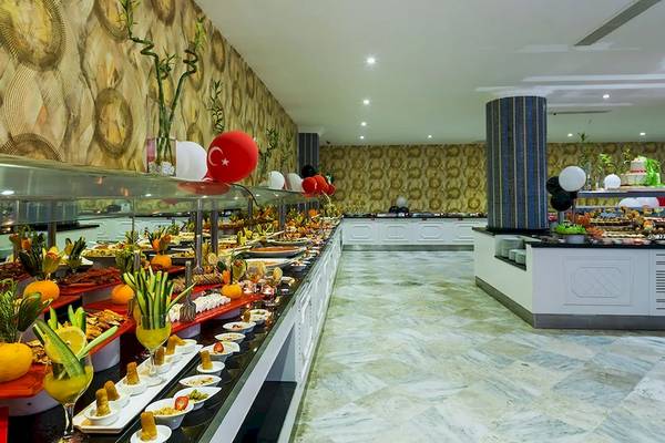 Buffetsaal im Sultan of Dreams Hotel mit vielen Speisen und Dekoration.