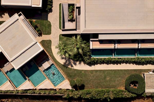 Luftaufnahme des Nema Design Hotel & Spa mit mehreren Swimmingpools und umliegenden Grünflächen.