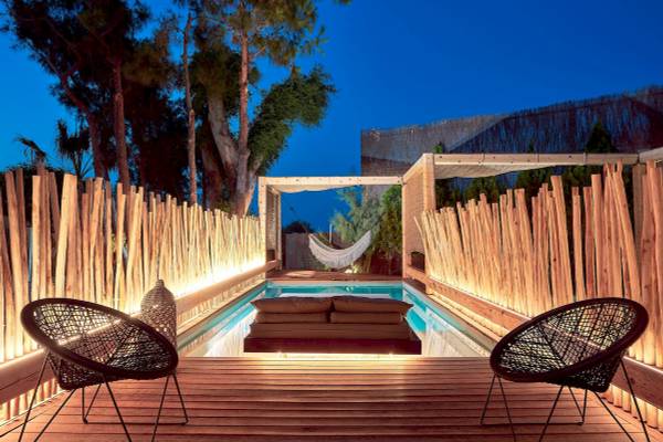Außenpool und Terrasse mit Liegen und Hängematten im Nema Design Hotel & Spa