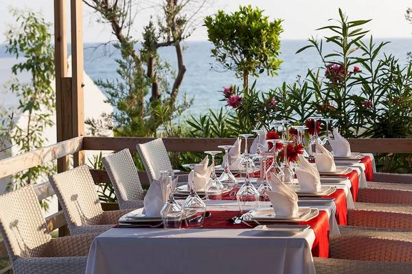 Tisch im Hotel Sultan of Dreams mit Blick auf das Meer.