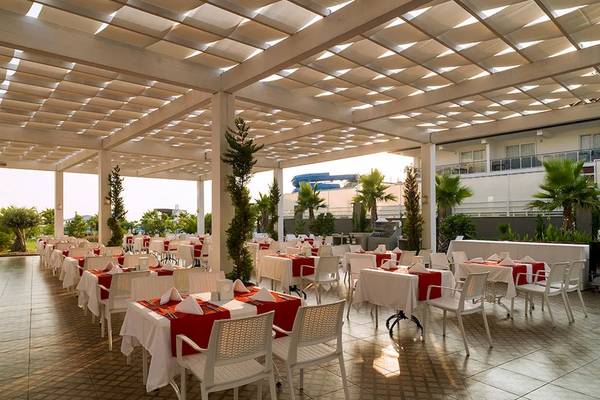 Restaurant im Freien im Sultan of Dreams Hotel mit Tischdecken und Sonnenschutz.