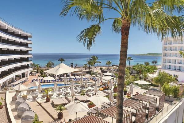 Luftaufnahme des Allsun Hotel Sumba mit Pool, Sonnenliegen und Palmen am Meer