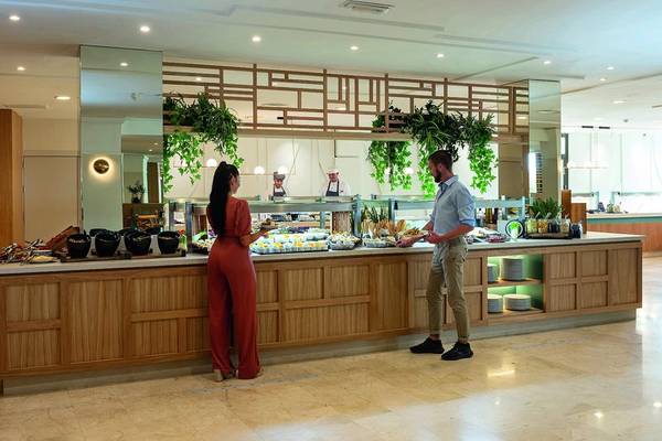 Buffet-Restaurant im Allsun Hotel Sumba mit zwei Gästen und Speisenauswahl.