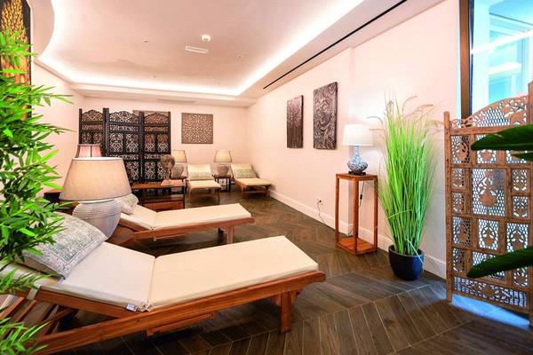 Loungebereich im Allsun Hotel Sumba mit bequemen Sesseln, Lampen und Pflanzen.