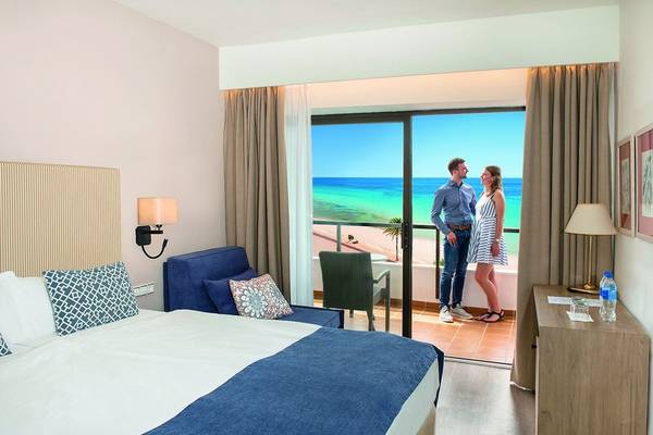 Hotelzimmer mit Meerblick im Allsun Hotel Sumba, das einen Ausblick auf das Meer und den Strand bietet.