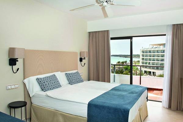 Doppelzimmer im Allsun Hotel Sumba mit Meerblick und moderner Einrichtung.