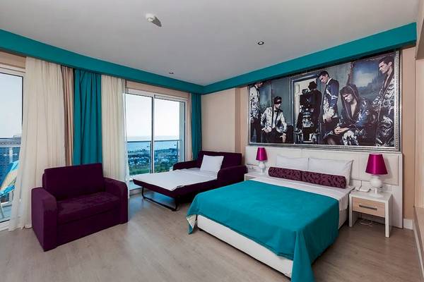 Innenansicht eines Hotelzimmers im Sultan of Dreams Hotel mit Blick auf das Meer.