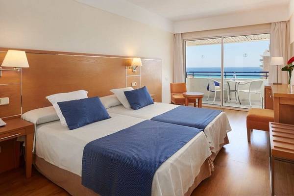 Zimmer im Girasol Hotel mit zwei Betten und Meerblick