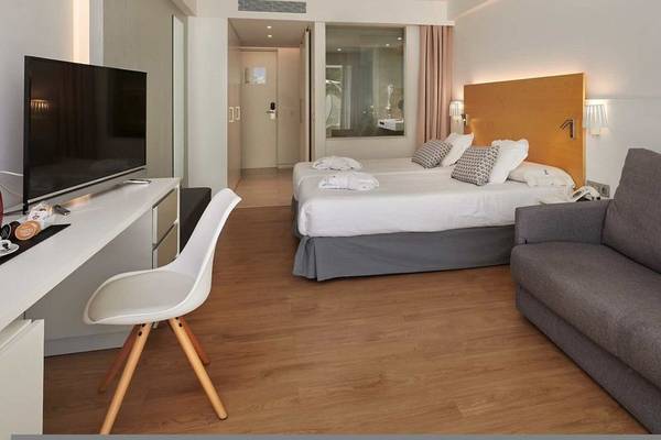 Girasol Hotel Zimmer mit Doppelbett, Fernseher und Schreibtisch