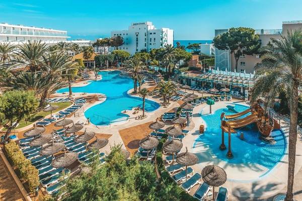 Luftaufnahme des Aparthotel Marins Playa mit Swimmingpools, Sonnenliegen und Palmen