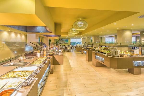 Buffetbereich im Aparthotel Marins Playa mit vielen Speisen und Tischen.