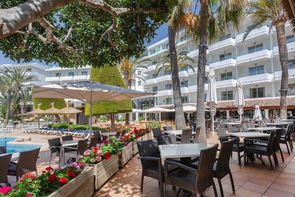 Außenbereich des Aparthotel Marins Playa mit Tischen, Stühlen und Blumenarrangements.