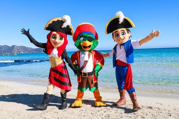 Drei Piratenfiguren stehen am Strand und posieren für ein Foto.
