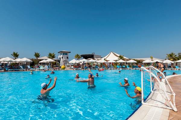 Wasserballspieler spielen im Pool des Sultan of Dreams Hotels