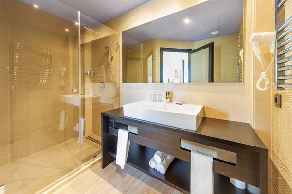 Badezimmer im Aparthotel Marins Playa mit Dusche, Waschbecken und Spiegel