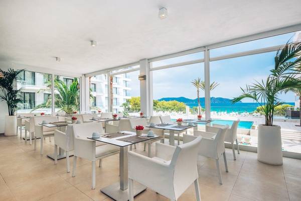 Das Innenrestaurant des Iberostar Cala Millor Hotels mit Blick auf den Pool und das Meer.