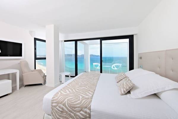 Hotelzimmer im Iberostar Cala Millor mit Blick auf das Meer