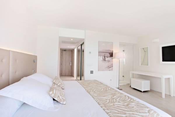 Schlafzimmer im Iberostar Cala Millor Hotel mit weißem Bett und Dekor