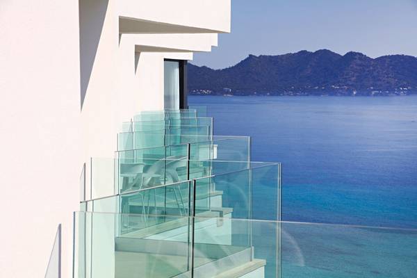 Balkon des Iberostar Cala Millor mit Meerblick und blauem Himmel