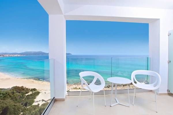Ausblick von der Terrasse des Iberostar Cala Millor auf den Strand und das Meer
