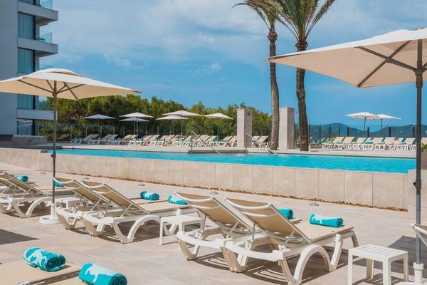 Pool-Lounge-Bereich des Iberostar Cala Millor Hotels mit Sonnenliegen und Schirmen
