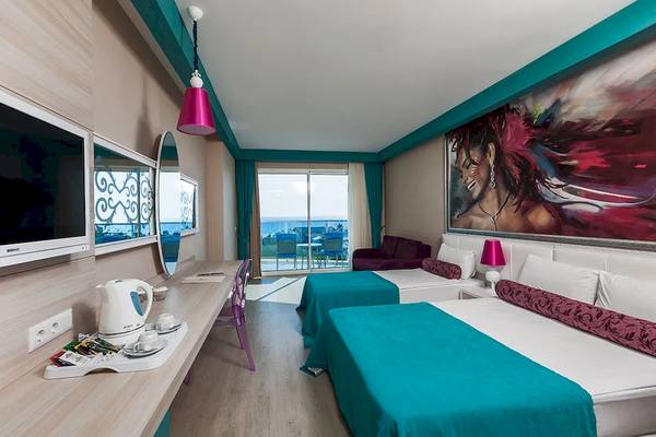 Innenansicht eines Hotelzimmers im Sultan of Dreams mit zwei Betten, einem Schreibtisch und einem großen Gemälde.