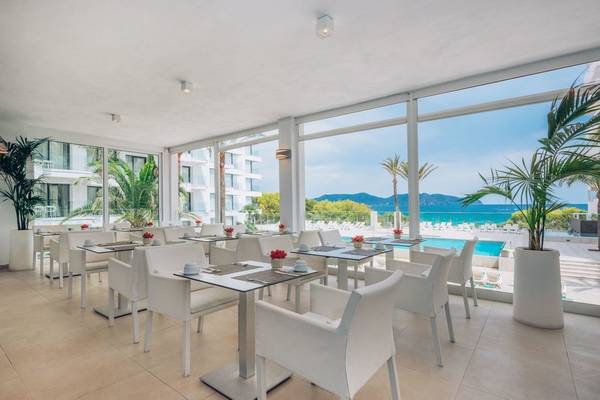 Innenansicht des Restaurants im Iberostar Cala Millor Hotel mit Blick auf den Pool.