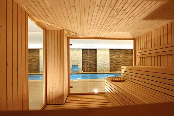 Innenansicht der Sauna im Iberostar Cala Millor Hotel mit Blick auf einen Pool.