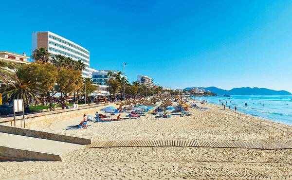Strand mit Hotel Hipotels Don Juan im Hintergrund, viele Liegestuhle und Sonnenschirme