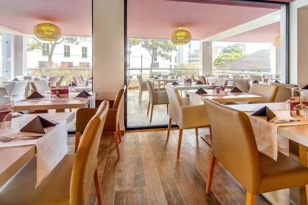 Innenansicht des Restaurants im Marins Playa Suites Hotel mit hellen Holzböden und gro�ßen Fenstern.
