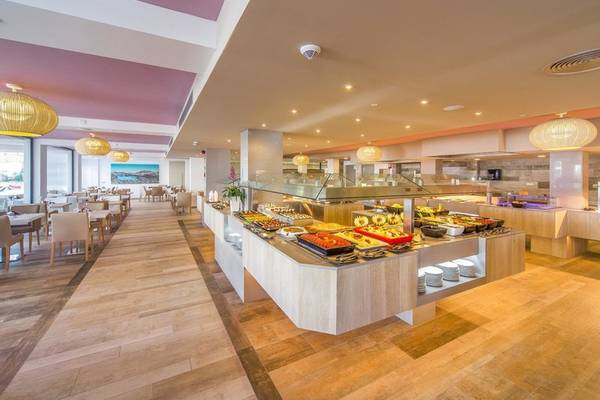 Buffet im Marins Playa Suites Hotel mit verschiedenen Gerichten und gedeckten Tischen.