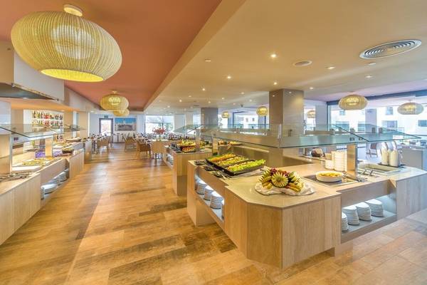 Frühstücksbuffet im Marins Playa Suites Hotel mit verschiedenen Speisen und Früchten.