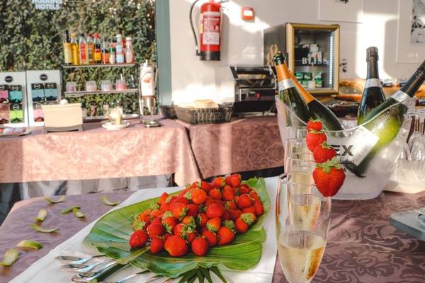 Cocktailtisch im Marins Playa Suites Hotel mit Champagner und Erdbeeren.