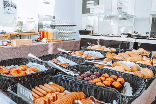 Frühstücksbuffet im Marins Playa Suites Hotel mit verschiedenen Gebäck, Brötchen und Früchten.
