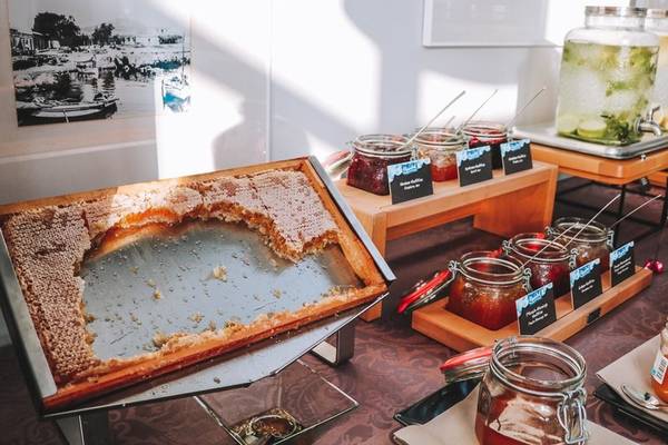 Im Marins Playa Suites Hotel zeigt sich ein Buffet mit Honig und verschiedenen Marmeladen.