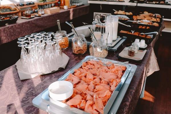 Frühstücksbuffet im Marins Playa Suites Hotel mit verschiedenen Speisen und Getränken.
