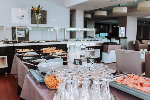 Frühstücksbuffet im Marins Playa Suites Hotel mit verschiedenen Speisen und Getränken.