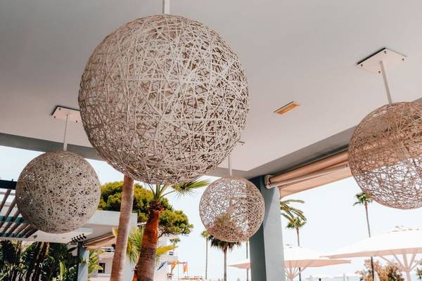 Vier runde Lampen hängen von der Decke im Freienbereich des Marins Playa Suites.