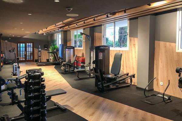 Fitnessraum im Marins Playa Suites Hotel mit verschiedenen Trainingsgeräten und Geräten.