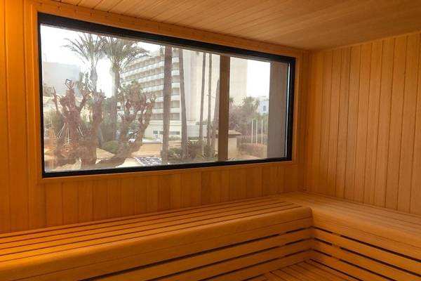 Saunaraum im Marins Playa Suites Hotel mit Blick auf eine Stadtlandschaft