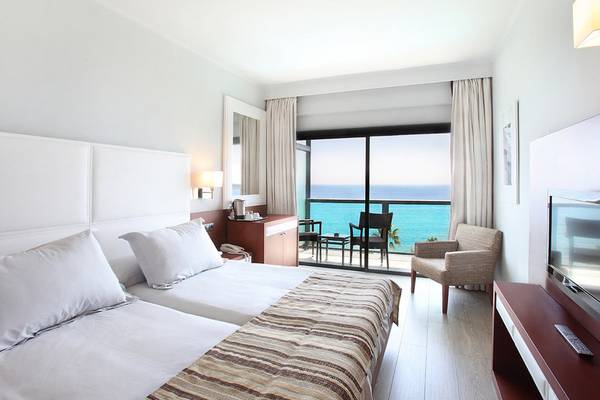 Hotelzimmer im Marins Playa Suites mit Meerblick, zwei Betten, und einem Balkon.
