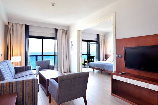 Wohnbereich des Marins Playa Suites Hotels mit Blick auf das Meer
