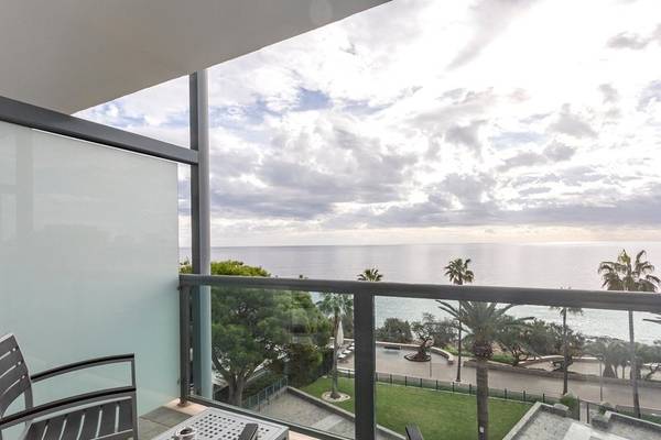 Blick vom Balkon der Marins Playa Suites auf das Meer und die Landschaft