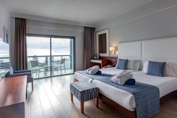 Zimmer im Marins Playa Suites Hotel mit Blick auf den Balkon und das Meer.